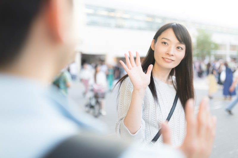 待ち合わせする男女